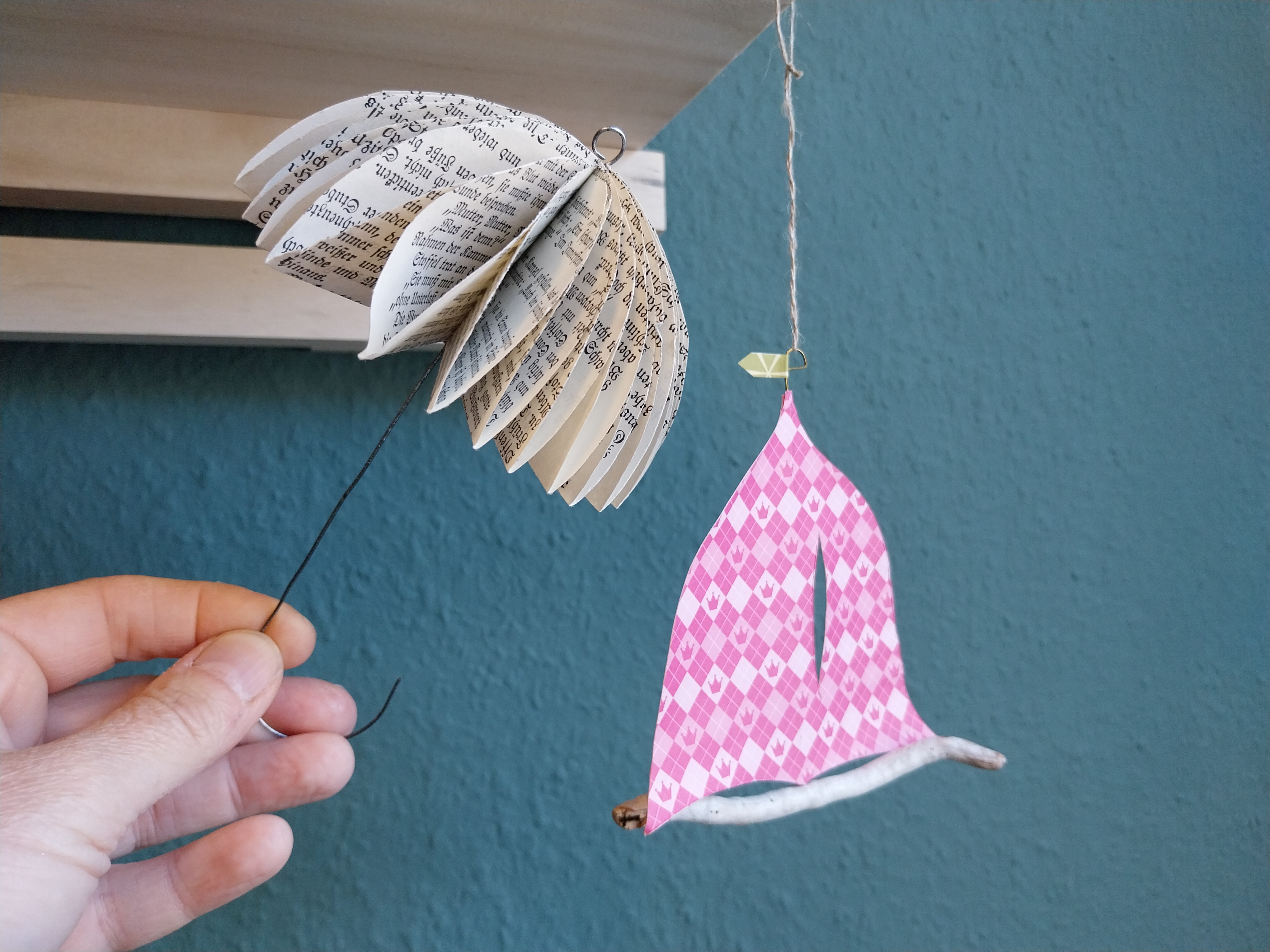 Kreativ mit Papier: Treibholzboot und Schirmchen
